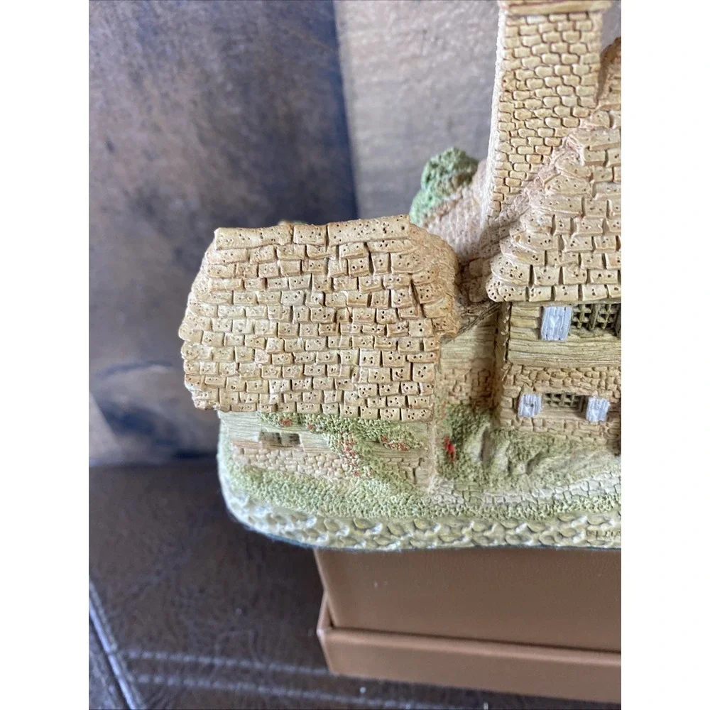 Vintage David Winter Kent Cottage 1985 - Hand Painted‎ Retired Figurine - UK